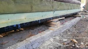 Реконструкция бани  из бревна. Замена венцов и фундамента.