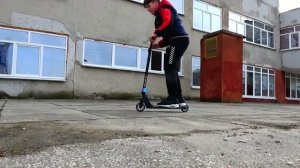 Мои первые трюки на самокате!!!