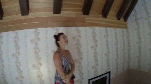 Как поклеить обои в высоком помещении