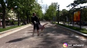 Эдвард Бил закрутил девушку