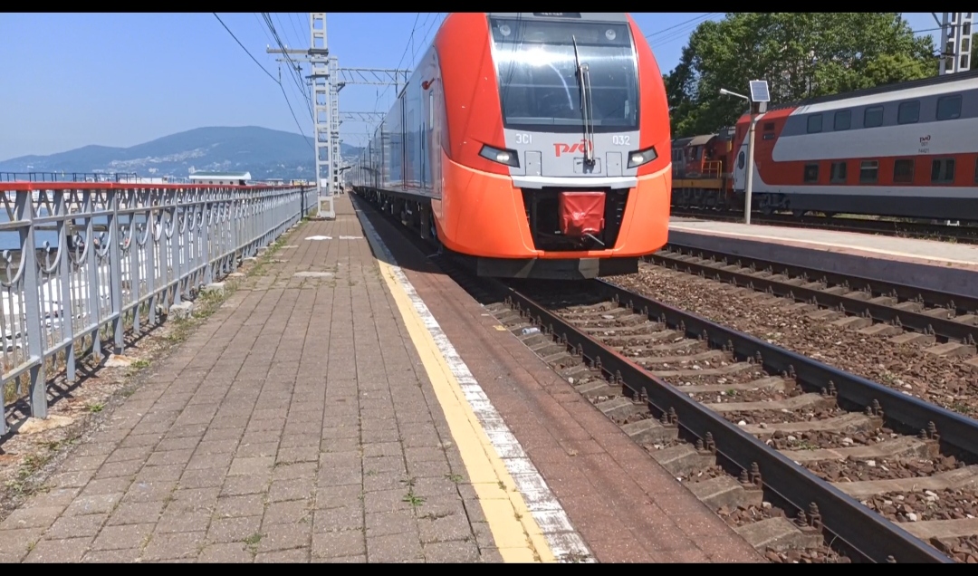 Электропоезд ЭС1 с пассажирским поездом Краснодар - Роза Хут | РЖД | Железная дорога