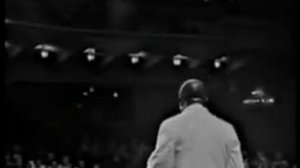 Louis Armstrong sings "Mack the Knife"