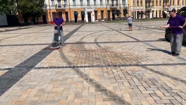 В Киеве отмывают плитку после дрифта на Софиевской площади (ч.3) смотреть онлайн