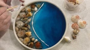 Часы из эпоксидной смолы с ракушками.