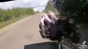 Жесть мотоцикл у летел в кусты и потерял райдера..mp4