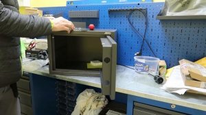 Вскрытие сейфа AIKO с замком Border ЗС-8 и перекодировка под новые ключи.