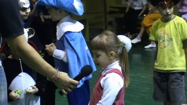 Я поэт, зовусь я Цветик-от меня вам всем приветик))) Вероника Матюнина 5 лет... смотреть онлайн