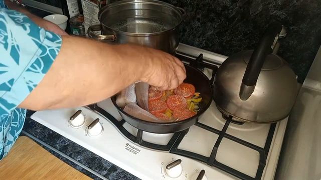 Минтай  в сметане с помидорами и сладким перцем.