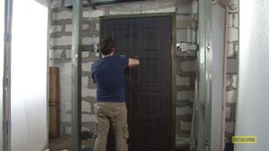 Ремонт входных дверей. Замена декоративных панелей. Обновление отделки входных дверей.