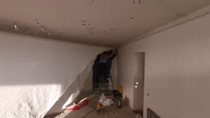 Декоративка из гипсовой штукатурки.