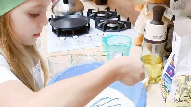 Кулинарное Волшебство с Маленькой Вероникой: Тонкие Блины с Душистым Ароматом Домашнего Уюта! смотреть онлайн