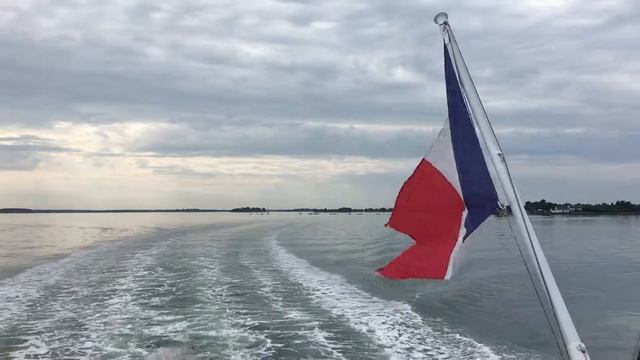 Французский флаг развивается смотреть онлайн