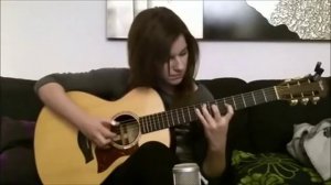 Красивая девушка классно играет на гитаре
