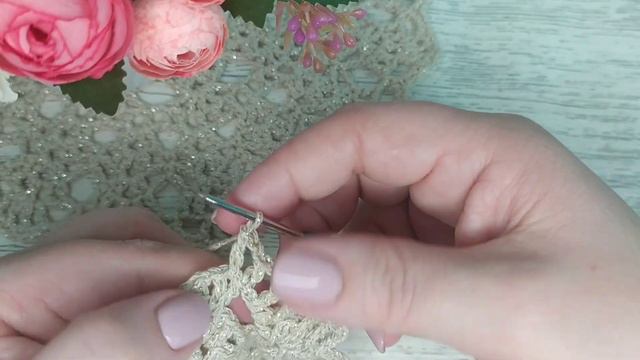 Очень красивая ажурная салфетка. Вяжется легко, быстро и просто.