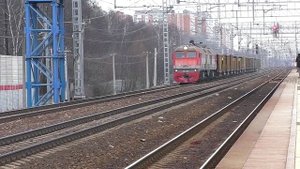 Тепловоз 2М62-0661 (ТЧЭ-2) с вагонами-дозаторами.