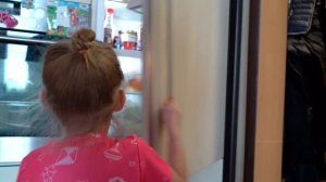 Поиграйка для детей малышей - Маленькая Вера - Играем с куклой пупсиком