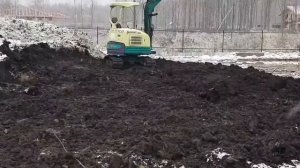 Выравнивание участка мини экскаватором.