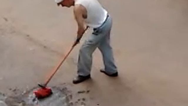 Мужик моет асфальт смотреть онлайн