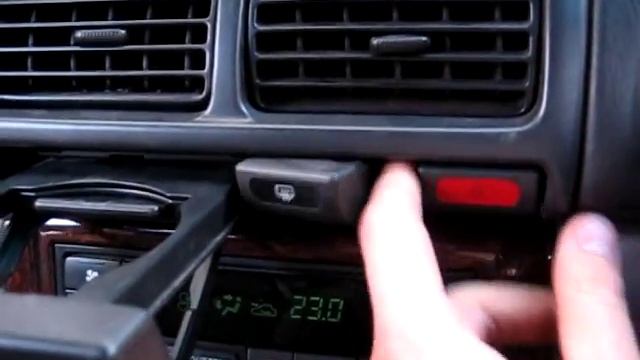 Forester SF5, замена лампочки в кнопке "аварийки"