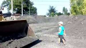Трактор-погрузчик Амкодор ТО-18Б.3 Ремонт дороги. Большая техника большого города.