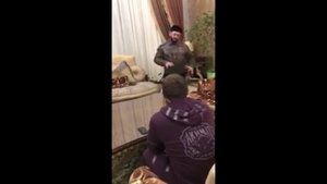 НОГИ ПОЛОМАЮ НА РУКАХ БУДУ НОСИТЬ. Кадыров носит на руках ГАЛУСТЯНА