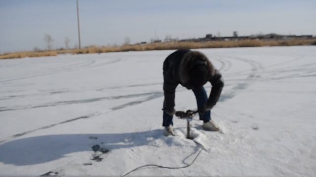 Испытываем самодельный ледобур смотреть онлайн