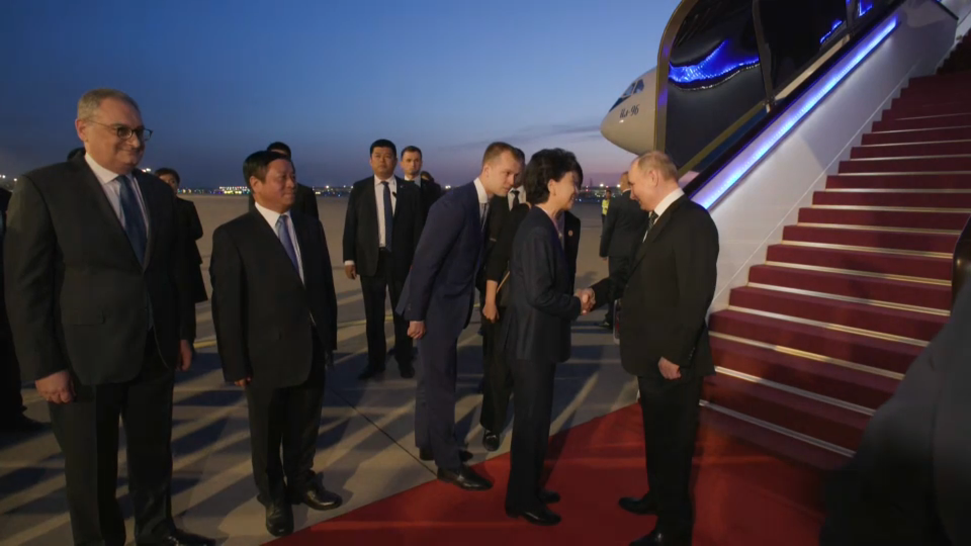 Путин прибыл с государственным визитом в Китай — видео