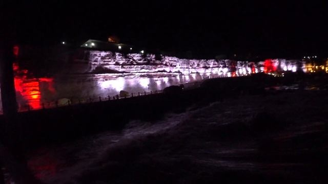 Актау (Ақтау) ночью | скальная тропа у Каспиян Ривьера с подмостков а внизу волны - весна 2021 год смотреть онлайн