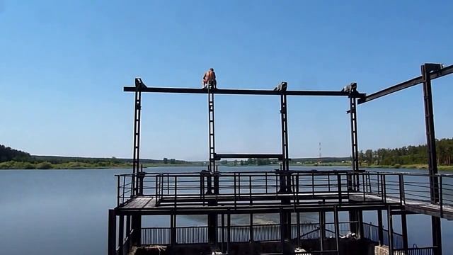 Волковское. Прыжки местных с плотины Паршинского пруда. смотреть онлайн