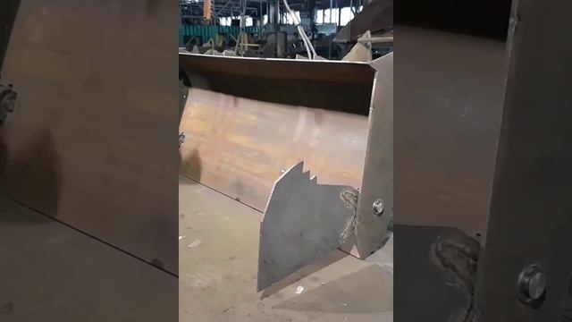 передний ковш экскаватора-погрузчика смотреть онлайн