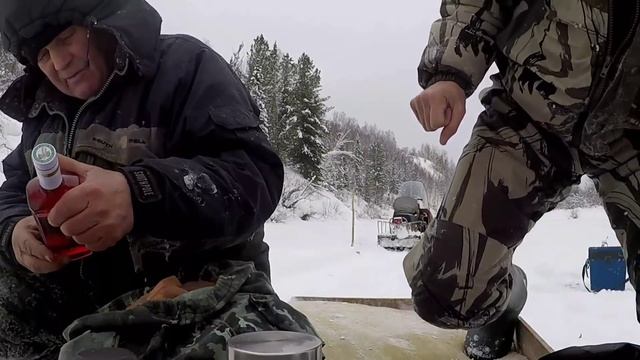 ?ЗИМНЯЯ РЫБАЛКА ПО ПЕРВОМУ ЛЬДУ. ВОТ ПОПАЛИ! смотреть онлайн