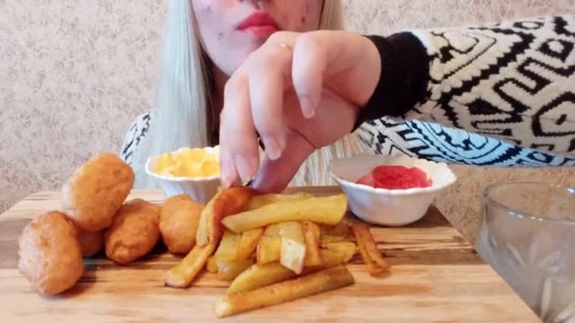 ASMR Sausages in tempura and French fries|АСМР Сосиски в темпуре(хотстеры) и картофель Фри|LUBS-ASM смотреть онлайн