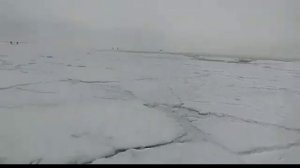 Землетрясение на Байкале. Ломает лёд. Рыбаки волнуются, но держаться )))