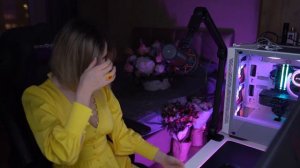 Аринян в чулках показывает свои красивые ножки