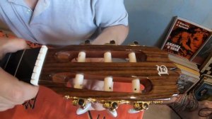 КАК ПОСТАВИТЬ НОВЫЕ СТРУНЫ. ОБРАБОТКА НАКЛАДКИ. ПОЛИРОВКА ПОРОЖКА. ГИТАРНЫЕ ХИТРОСТИ #гитара #струн