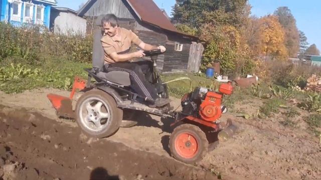 Первый выезд на участок. Пашу плугом от мотоблока. смотреть онлайн
