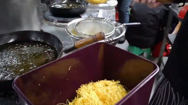 Корейская УЛИЧНАЯ Еда - Рамен ДЖАМБОНГ с Морепродуктами, Черная ЛАПША или Чаджанмен, Рамен МАДЖЕСОБ смотреть онлайн