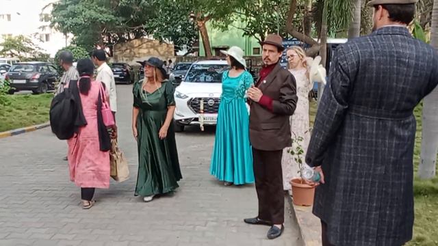 Индия. Ченнай. Я разгуливаю в темно-зеленом платье и черной шляпе на сьемках индийского фильма. смотреть онлайн