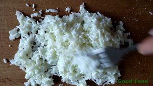 САЛАТ " МИМОЗА" СО ШПРОТАМИ. НОВЫЙ ВКУС И ИЗЮМИНКА.