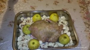 Запеченная курица с картошкой и яблоками