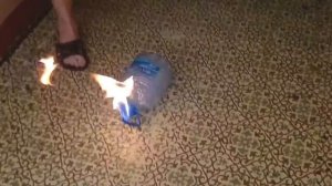 Что будет если брызнуть дезодорант в бутылку и поджечь