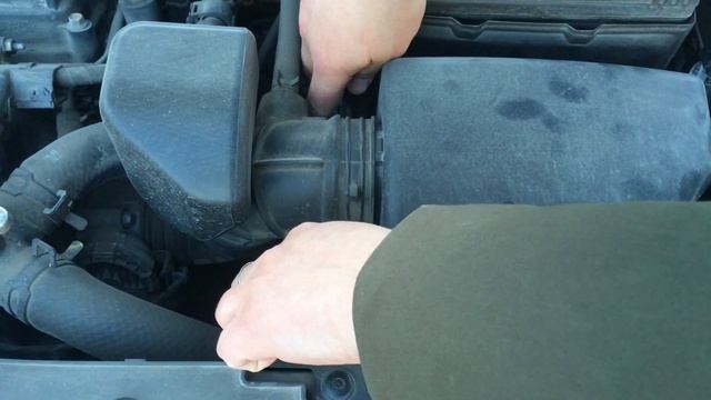 Kia Rio 3/Замена воздушного фильтра на Киа Рио 3.