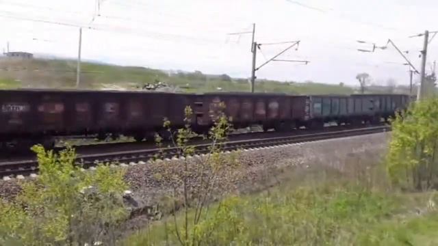 Внезапно остановился. Электровоз 3ЭС5К-415 "Ермак" с грузовым поездом тормозит