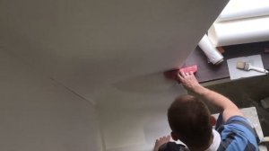 Ремонт квартиры своими руками.Вырезаем обои возле подоконника .