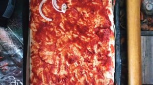 Вкусная и сытная пицца с колбасой и солеными огурцами