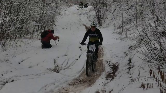 Московский велокросс (циклокросс) по снегу в Крылатском смотреть онлайн