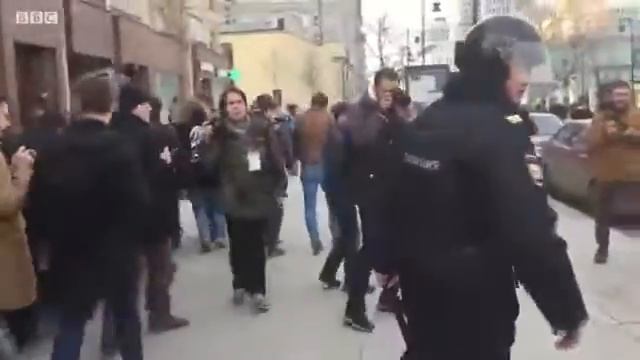 Коллаборационист оскорбляет граждан России.  Не того вырубили!