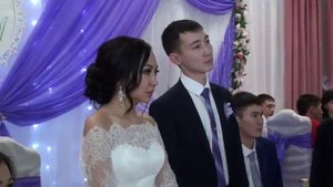 Сестренка поет брату на свадьбе