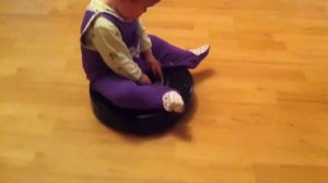 Ребенок катается на роботе-пылесосе (Baby rides on iRobot Roomba )