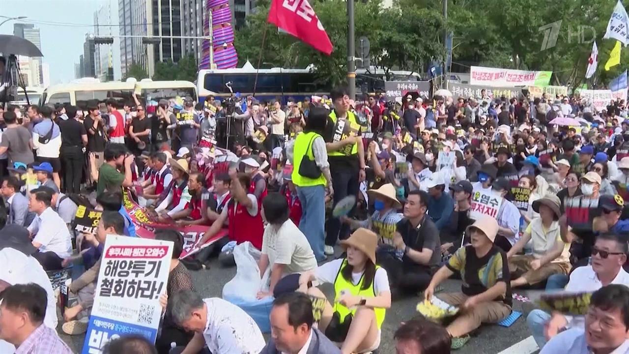 В Китае и Японии люди требуют прекратить сброс воды с аварийной АЭС "Фукусима - 1"